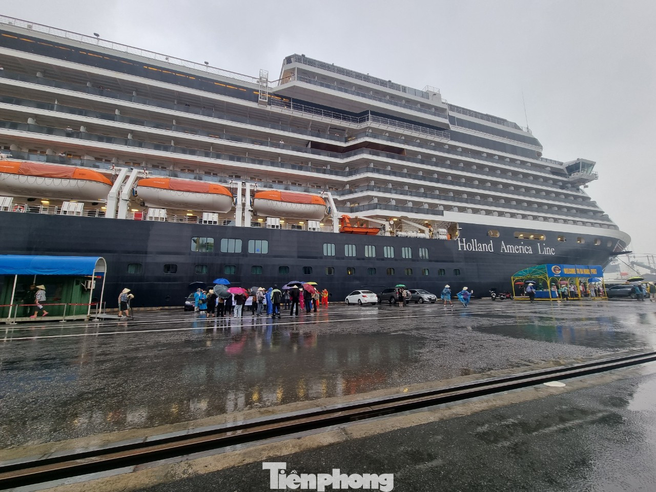 Tàu cao 11 tầng cùng 14 thang máy, 3 bể bơi, sân thượng.