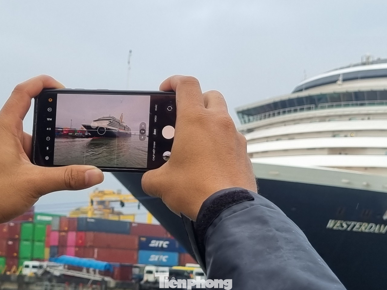 Lưu lại khoảnh khắc khi siêu du thuyền cập cảng.