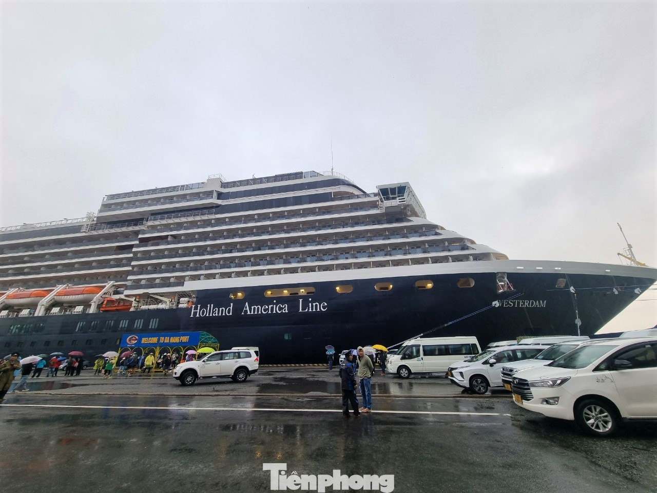 Tàu cao 11 tầng cùng 14 thang máy, 3 bể bơi, sân thượng.