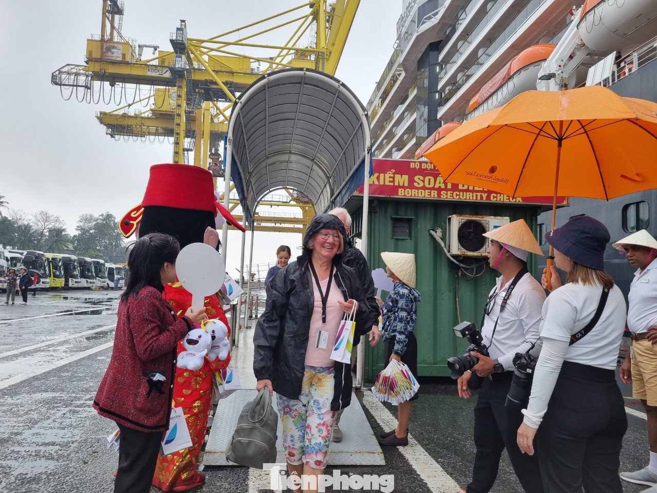 Sau khi xuống tàu, du khách được chào đón nồng nhiệt với múa lân chào mừng, tặng hoa và quà lưu niệm.
