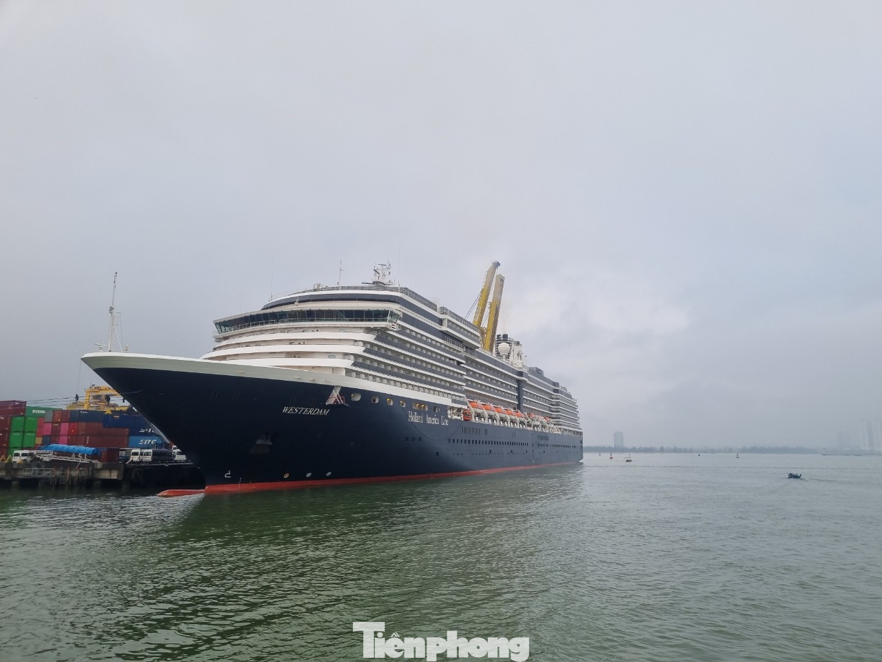 Chuyến tàu biển du lịch Westerdam (thuộc sở hữu của hãng tàu biển danh tiếng Holland America Line) cập cảng Tiên Sa vào sáng cùng ngày. Đây là chuyến tàu biển du lịch quốc tế đầu tiên trong năm mới. (Ảnh: Thanh Trần).