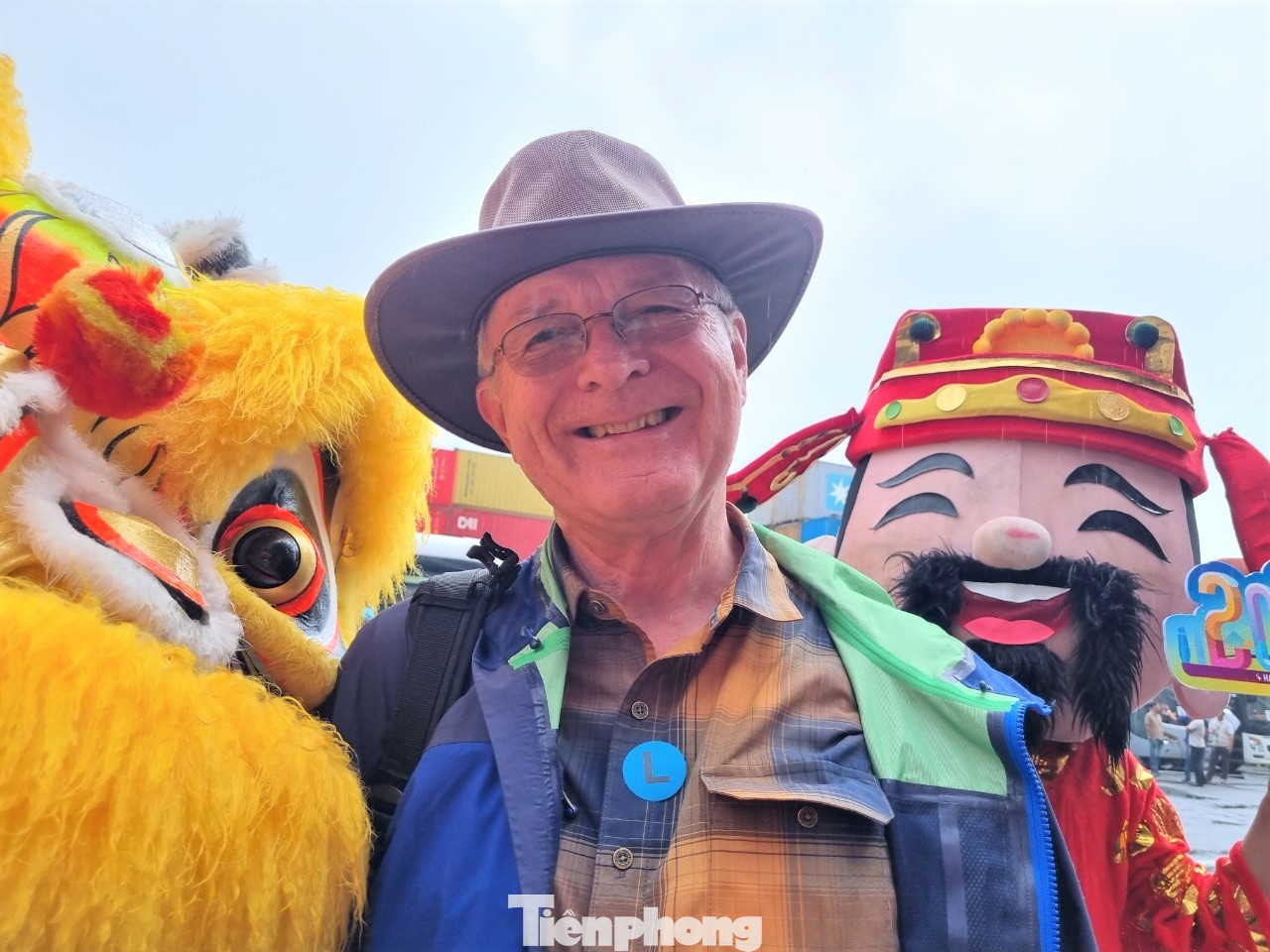 Dù cập cảng trong buổi sáng mưa lạnh, nhưng các du khách vẫn rất vui vẻ, hài lòng trước sự chào đón nồng nhiệt của Đà Nẵng.