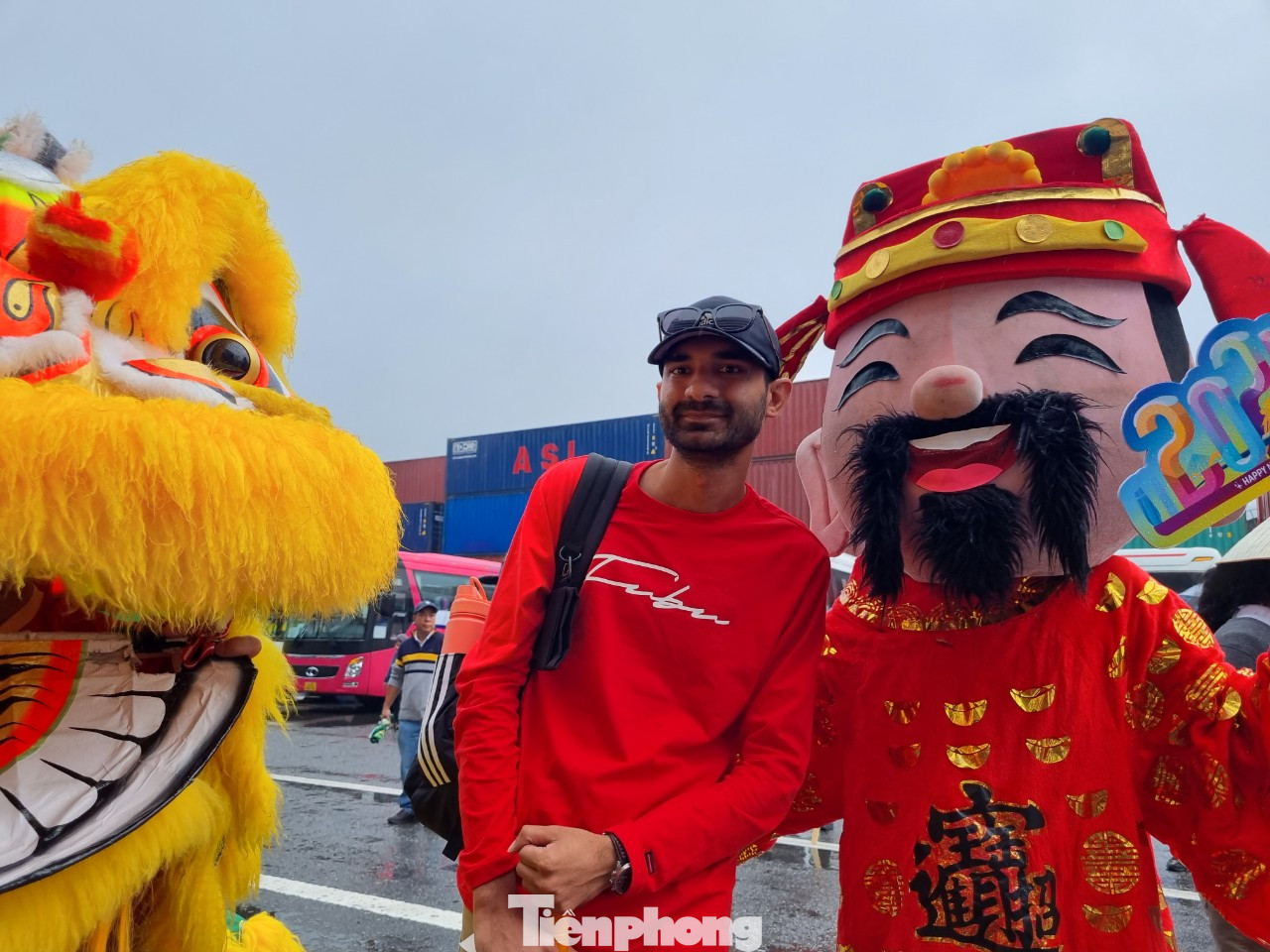 Sau khi xuống tàu, du khách được chào đón nồng nhiệt với múa lân chào mừng, tặng hoa và quà lưu niệm.