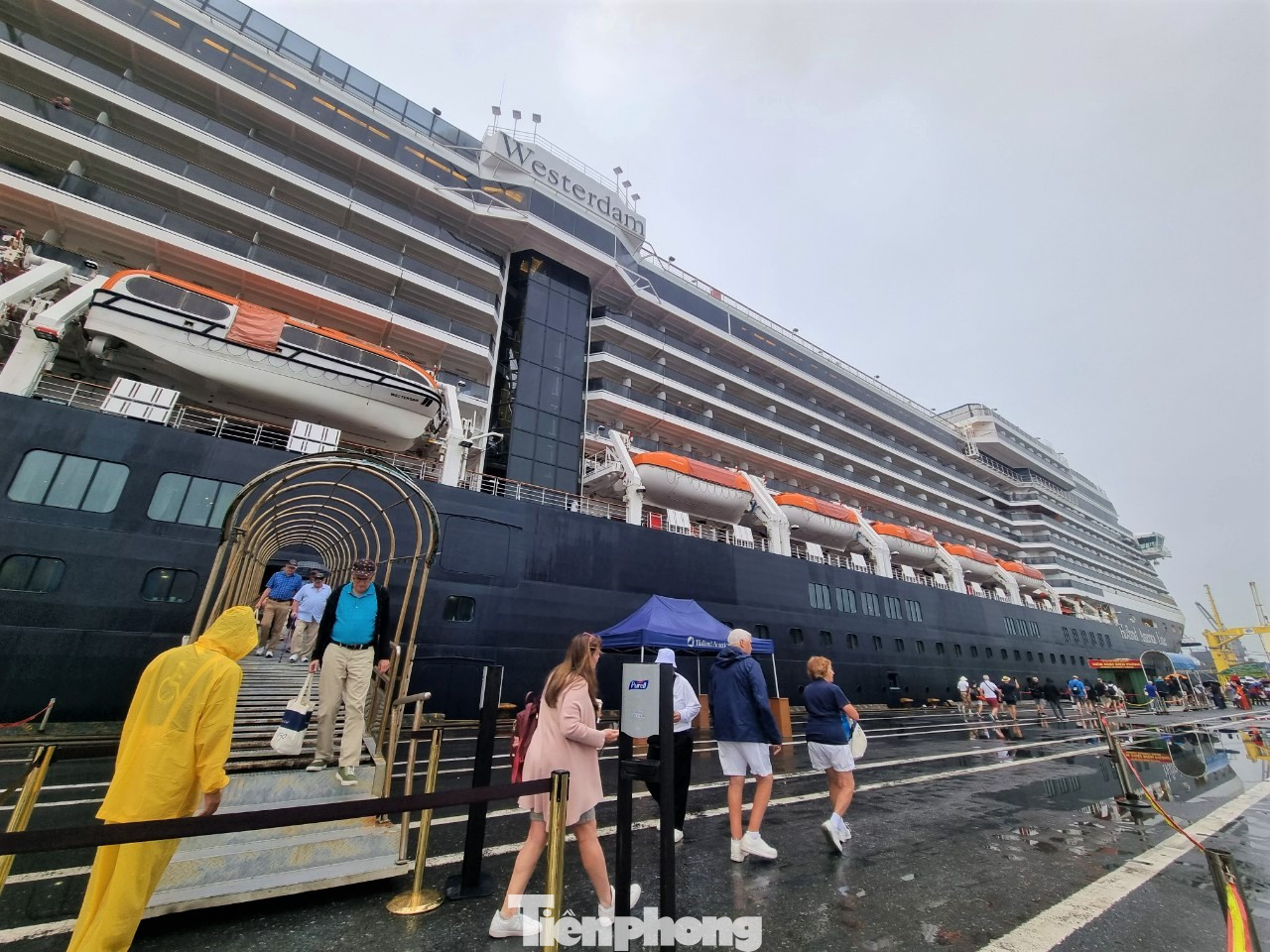 Tàu Westerdam chở 2.000 hành khách và 781 thuyền viên, chủ yếu đến từ Hà Lan và các quốc gia khác như: Anh, Pháp, Ý, Đan Mạch, Hungary, Canada, Mỹ, Hàn Quốc, Nhật Bản, Úc…