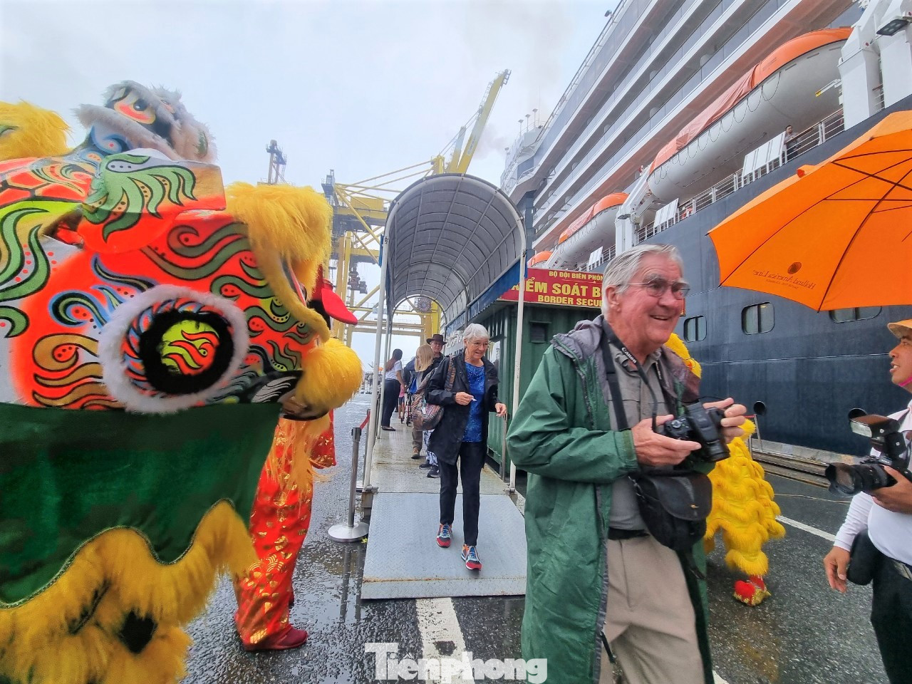 Sau khi xuống tàu, du khách được chào đón nồng nhiệt với múa lân chào mừng, tặng hoa và quà lưu niệm.