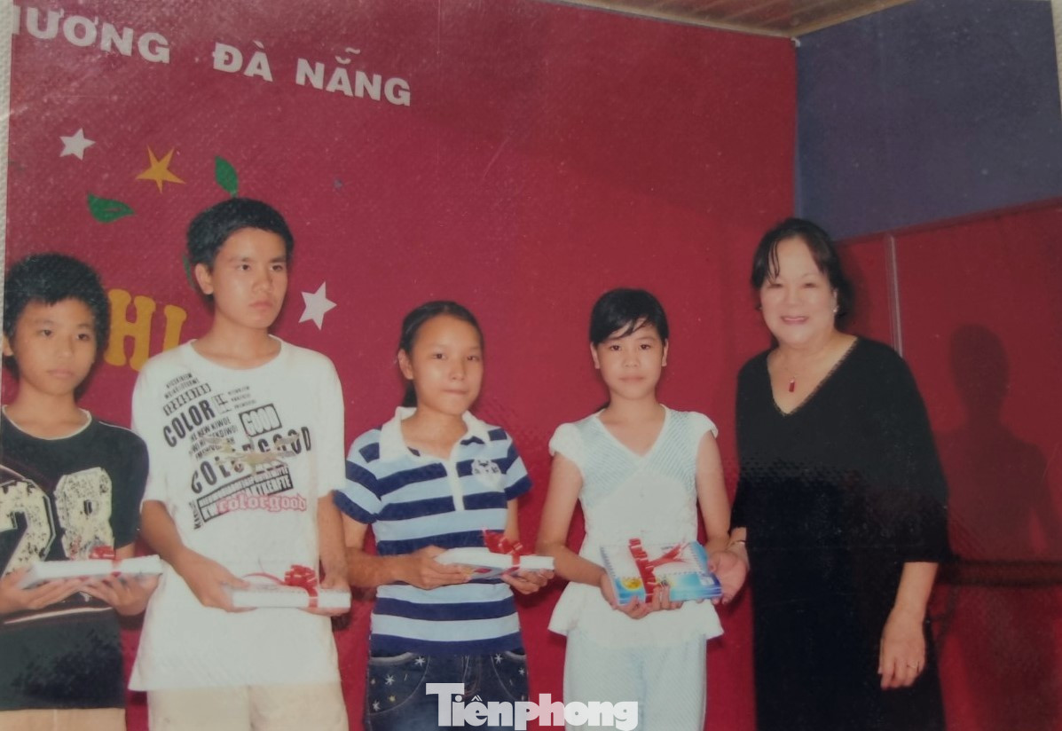 Bao em nhỏ thiệt thòi đã được NSND Tường Vi chắp cánh trên con đường nghệ thuật. Bao em nhỏ thiệt thòi đã được NSND Tường Vi chắp cánh trên con đường nghệ thuật.