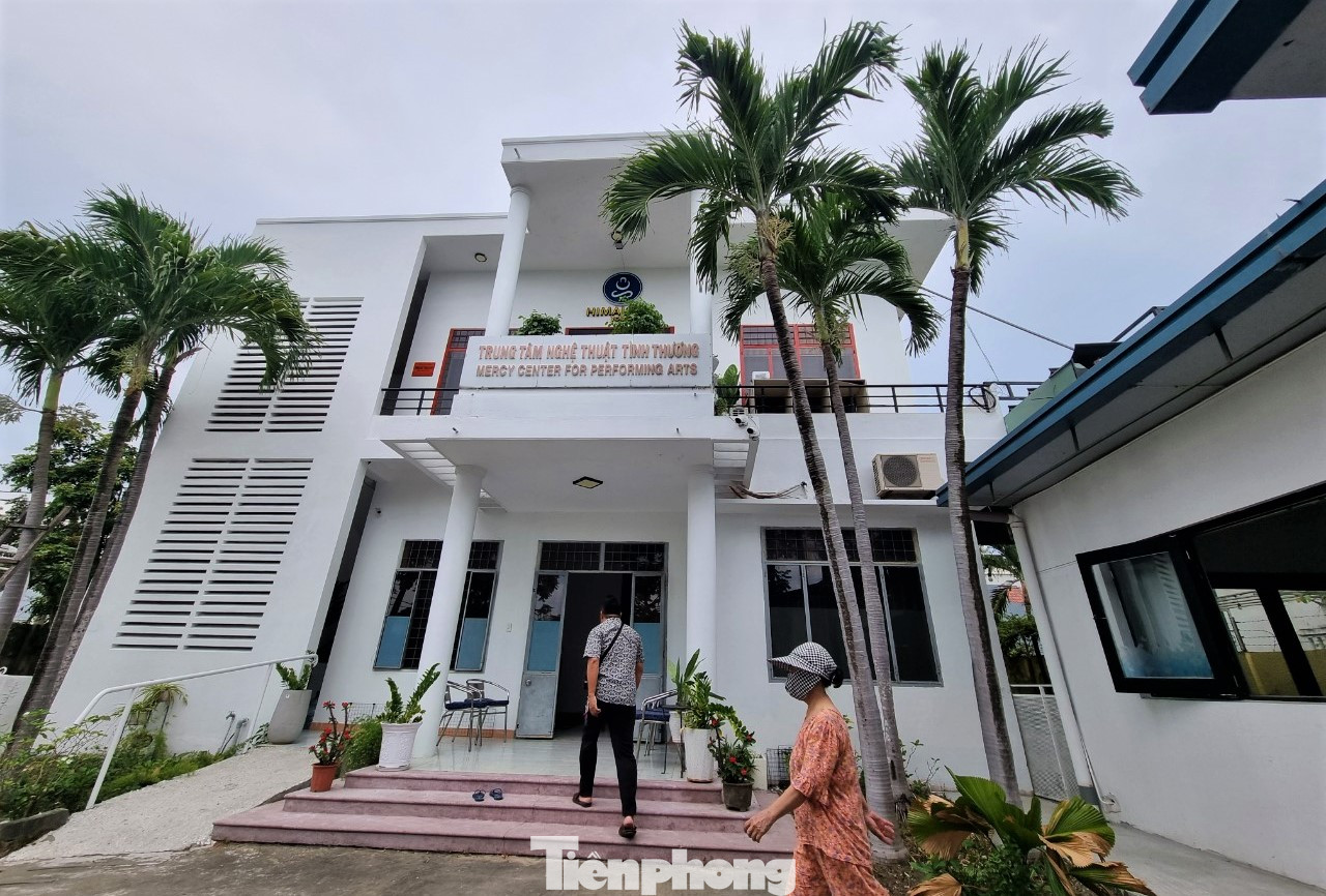 Tâm nguyện của giọng ca Cô gái vót chông là duy trì những trung tâm nghệ thuật tình thương để giúp đỡ những trẻ em khuyết tật, mồ côi, khó khăn... Tâm nguyện của giọng ca Cô gái vót chông là duy trì những trung tâm nghệ thuật tình thương để giúp đỡ những trẻ em khuyết tật, mồ côi, khó khăn...