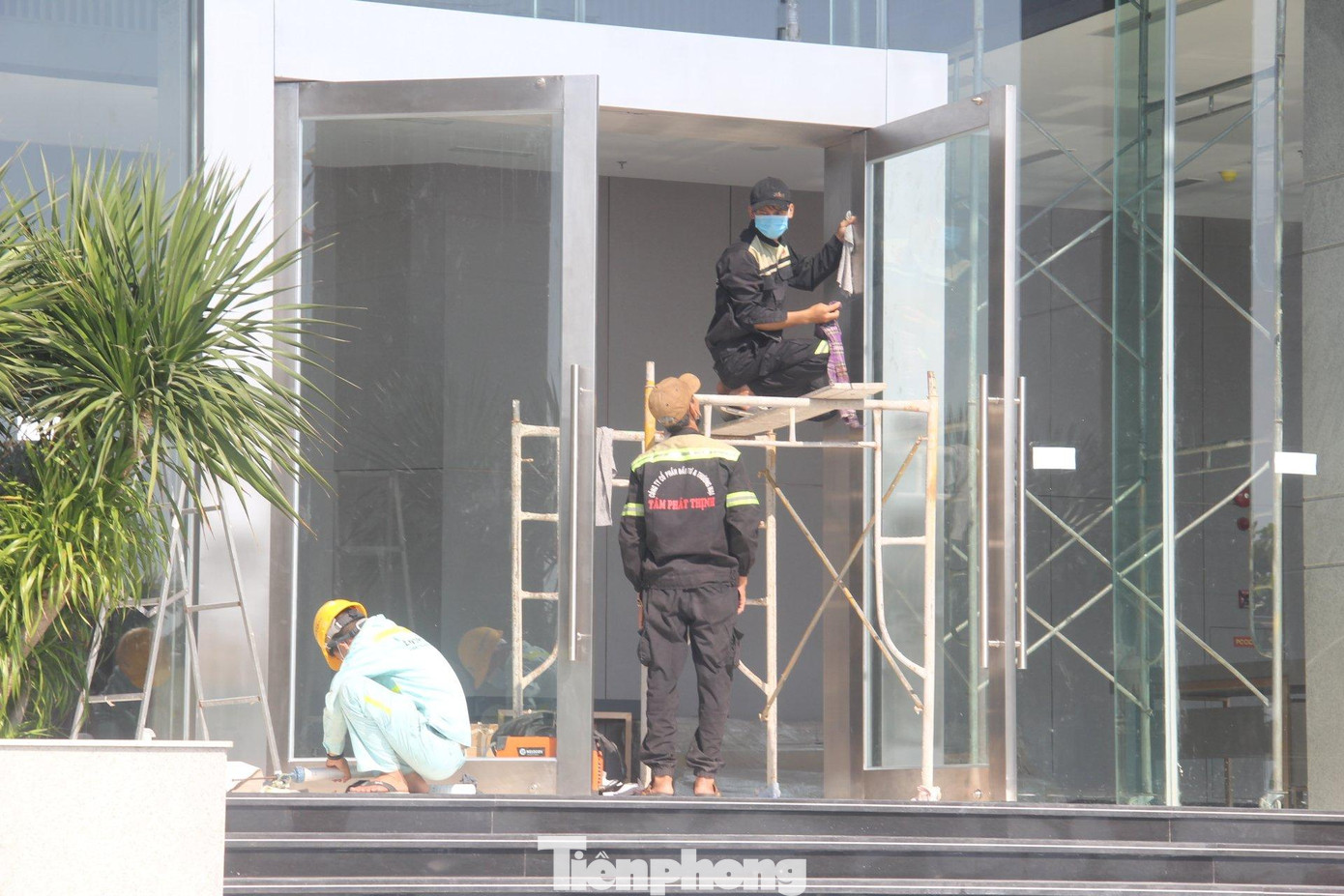 Một khách sạn gấp rút sửa chữa lại để vào guồng quay đón khách.