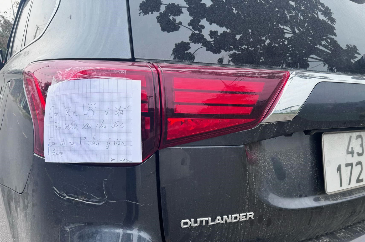 Ngoài lời xin lỗi, cậu bé còn để lại tiền đền bù khi lỡ đâm vào đuôi xe người khác. Ngoài lời xin lỗi, cậu bé còn để lại tiền đền bù khi lỡ đâm vào đuôi xe người khác.