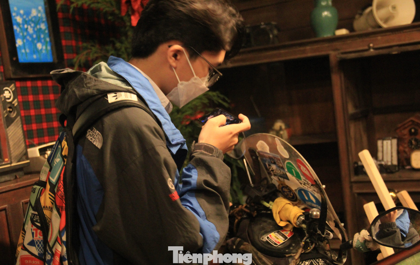 Một bạn trẻ tỉ mẩn chụp ảnh chiếc xe &quot;cà tàng&quot; của Khoa.