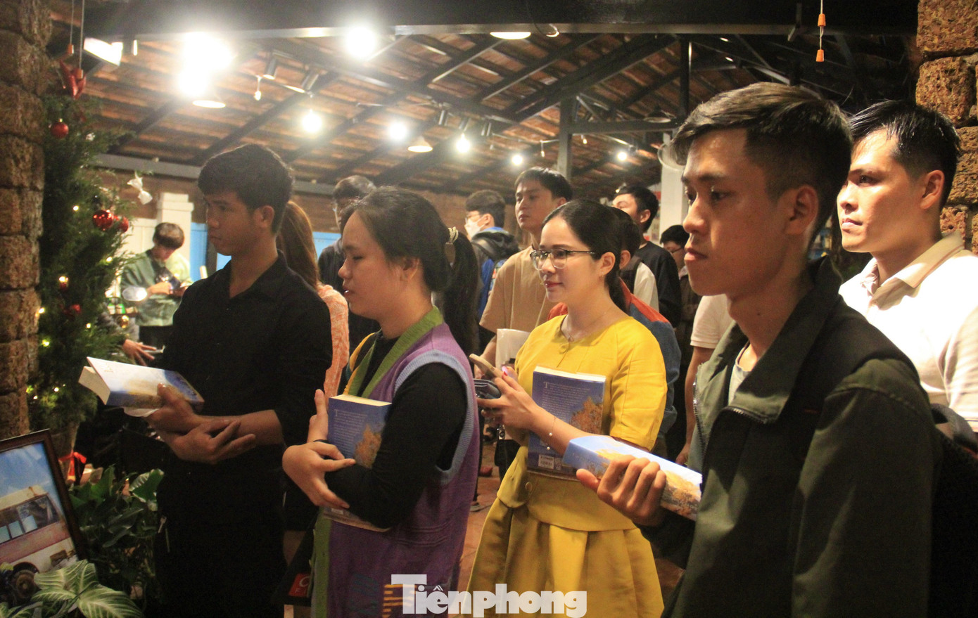 Cuốn sách ra đời từ những trang nhật ký được chắt lọc lại, và phải mất tới 5 năm từ ngày bắt đầu viết mới hoàn thiện.