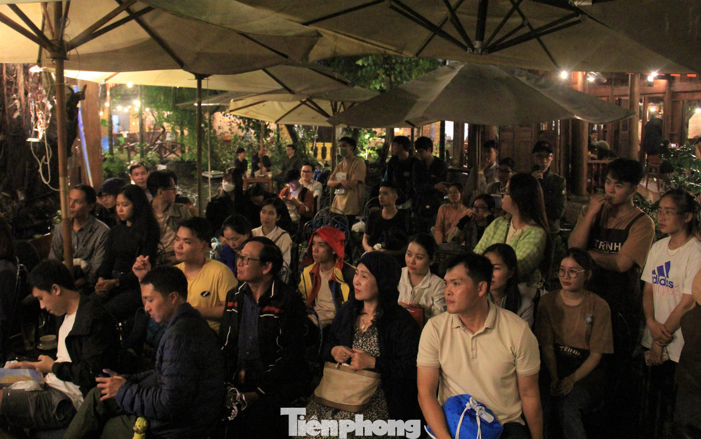 Người hâm mộ che ô giữa sân tránh ướt vì trong nhà đã chật kín. Thùy Lương (quận Cẩm Lệ) chia sẻ: &quot;Em trông đợi ngày được gặp anh Khoa lâu lắm rồi. Theo dõi Facebook anh, biết có cuộc gặp này, em đã rủ rất nhiều người thân, bạn bè tới&quot;.