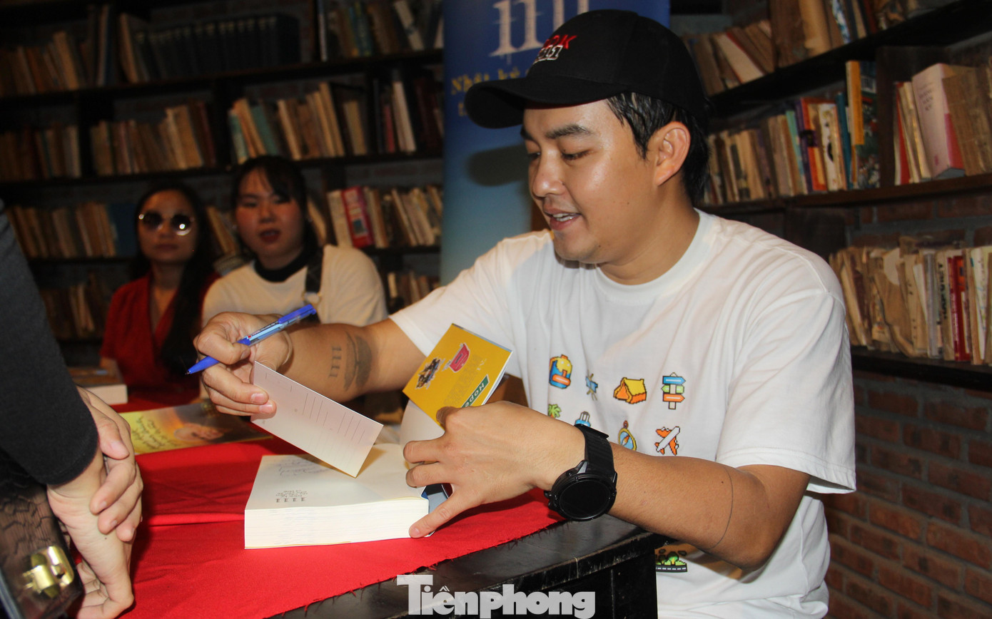 Vậy là Khoa viết mỗi ngày, từ những chuyện gặp trên đường, món ăn ngon, nơi dừng chân… và dần thành thói quen. “Mình mong muốn không bỏ sót bất cứ ký ức nào. Có nhiều cách để ghi nhớ nhưng không cách nào tốt bằng viết lách”, Khoa nói.