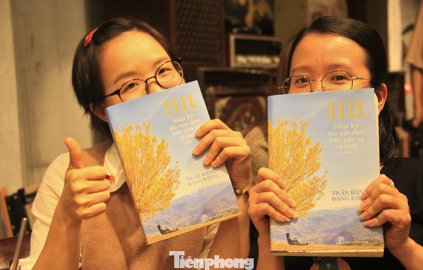 Trả lời các bạn trẻ về quá trình “thai nghén” cuốn sách, Khoa cho hay trước khi khởi hành có một người anh dặn dò đi tới đâu, gặp gì hay thì nên viết nhật ký lưu lại, vì sau này sẽ không thể nhớ hết.