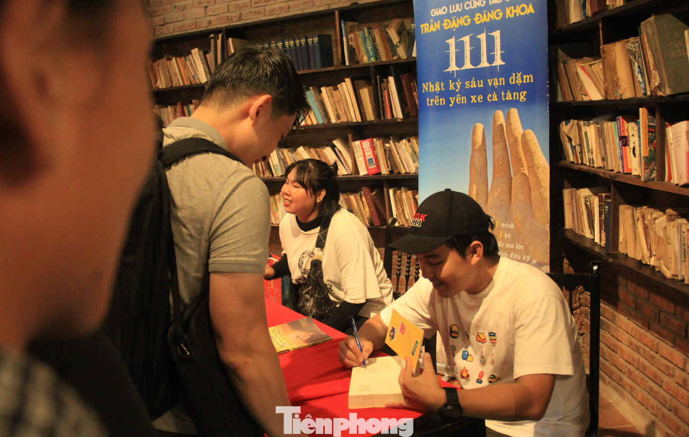 “1111 – Nhật ký sáu vạn dặm trên yên xe cà tàng” gần 800 trang từng &quot;cháy hàng&quot; vào tháng 11. Tác giả cuốn sách vòng quanh thế giới ký tặng độc giả trong lần &quot;dừng chân&quot; tại Đà Nẵng.
