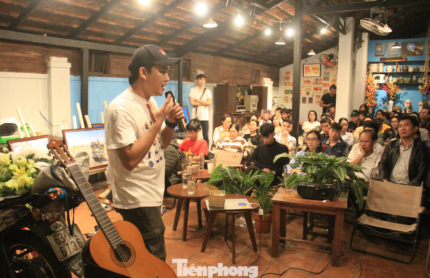 Khoảng 18h, quán cà phê nơi diễn ra buổi giao lưu và ký tặng sách của Khoa đã đông người. Nhiều bạn trẻ vừa xong ca làm vội vàng tới tham dự. Trời Đà Nẵng mưa suốt tối, nhưng càng về sau càng đông. Không ít gia đình đội mưa, ôm con nhỏ tới gặp tác giả.