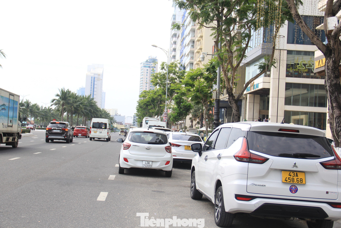 Tuyến đường ven biển tấp nập xe dịch vụ để phục vụ du khách. Ngày 27/3 tới đây, Đà Nẵng bắt đầu đón những chuyến bay chở khách quốc tế đầu tiên, các khách sạn trên địa bàn cũng các điểm vui chơi, đơn vị vận chuyển...sẽ nhiều khách hơn nữa Tuyến đường ven biển tấp nập xe dịch vụ để phục vụ du khách. Ngày 27/3 tới đây, Đà Nẵng bắt đầu đón những chuyến bay chở khách quốc tế đầu tiên, các khách sạn trên địa bàn cũng các điểm vui chơi, đơn vị vận chuyển...sẽ nhiều khách hơn nữa