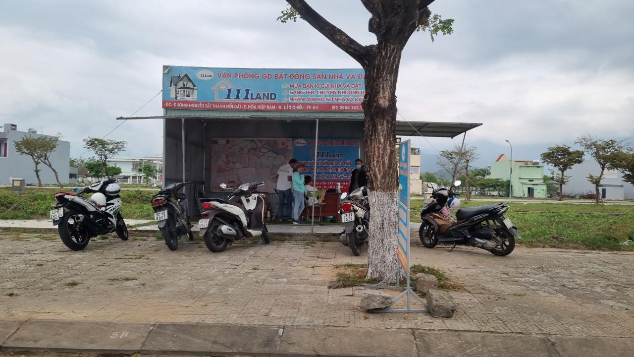 Các ki-ốt bất động sản hoạt động sôi nổi trước thông tin giá đất Đà Nẵng tăng. Ảnh: Thanh Trần.