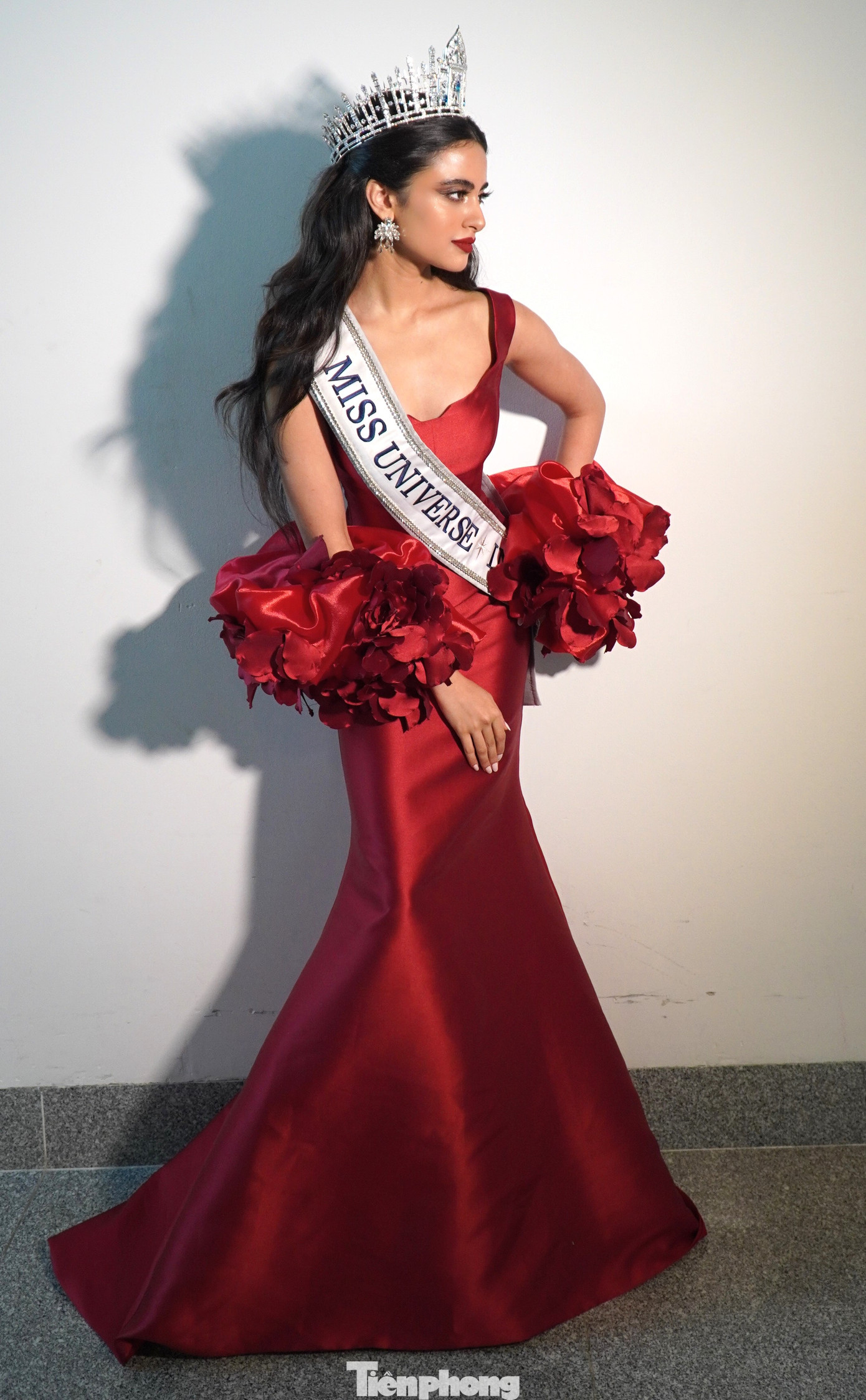 Xuất hiện tại lễ khai trương đường bay thẳng Đà Nẵng - Ahmedabad chiều 23/10, Hoa hậu Hoàn vũ Ấn Độ hút ánh nhìn của mọi người ở sân bay bởi vẻ đẹp quyến rũ trong chiếc đầm đỏ nổi bật, sang trọng.