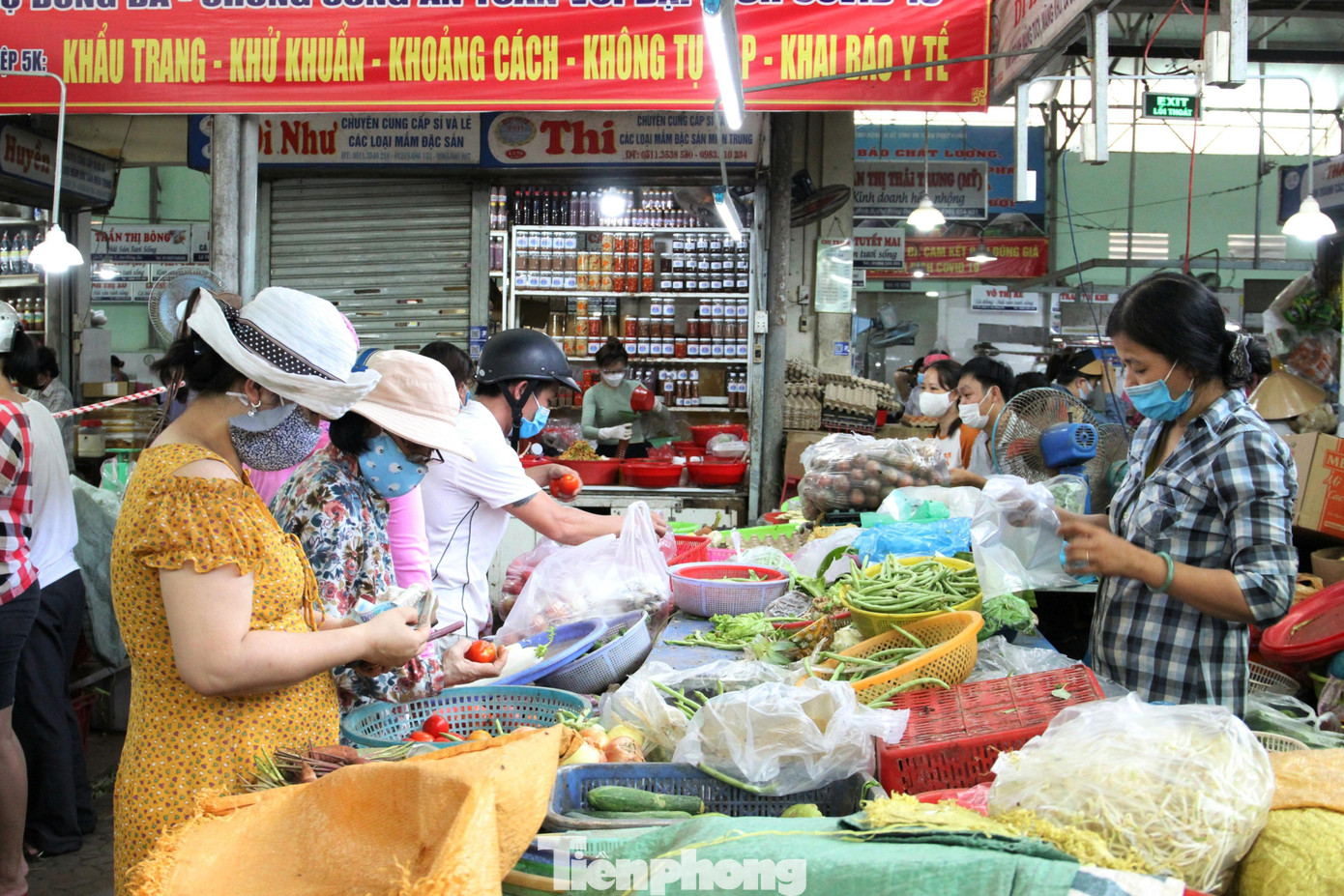 BCĐ đề nghị người dân không tập trung đông người để mua sắm lương thực thực phẩm dự trữ quá nhiều. BCĐ đề nghị người dân không tập trung đông người để mua sắm lương thực thực phẩm dự trữ quá nhiều.