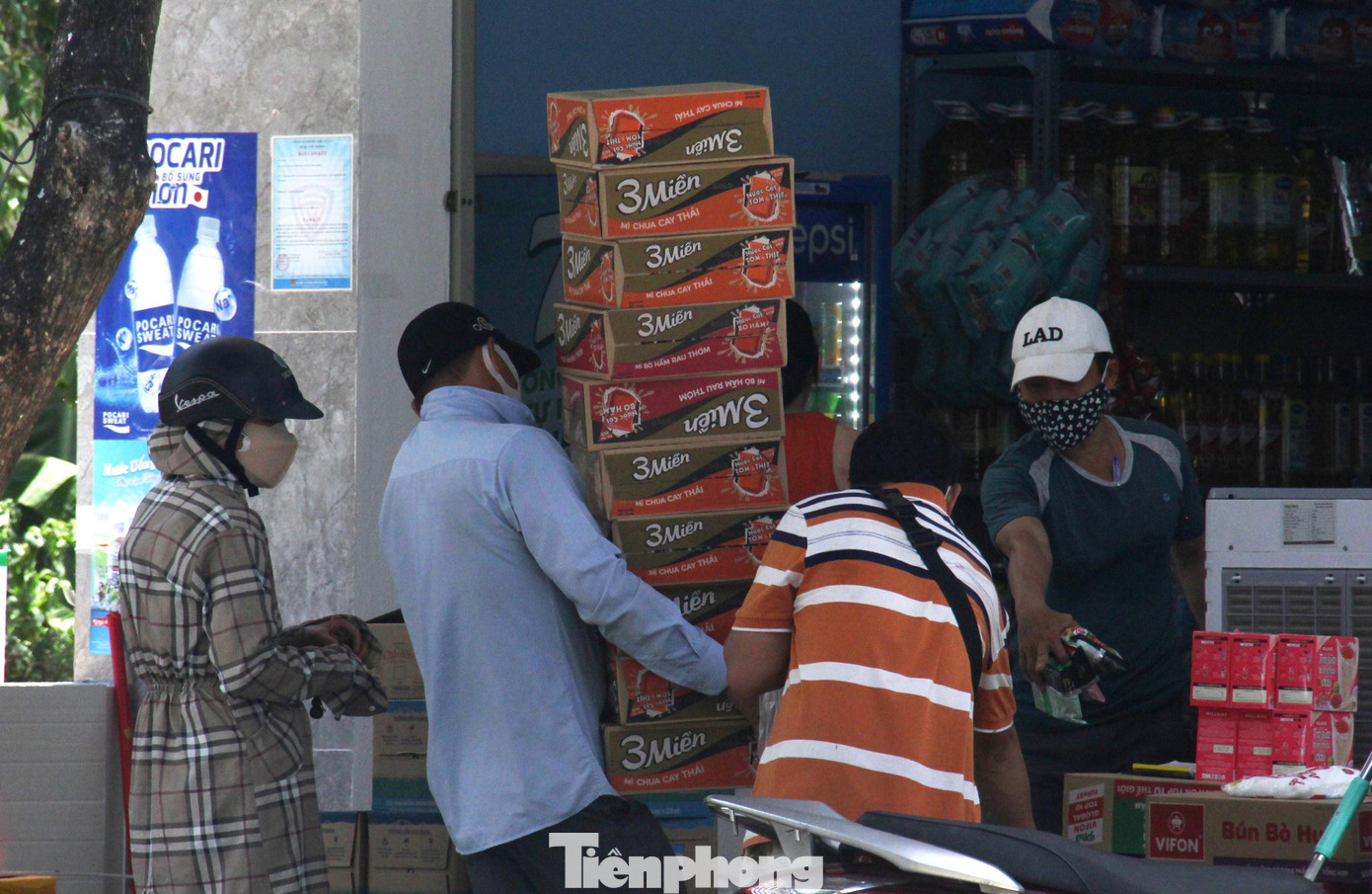 Các cửa hàng tạp hóa bán gạo, mì tôm...liên tục. Ảnh: Thanh Trần.