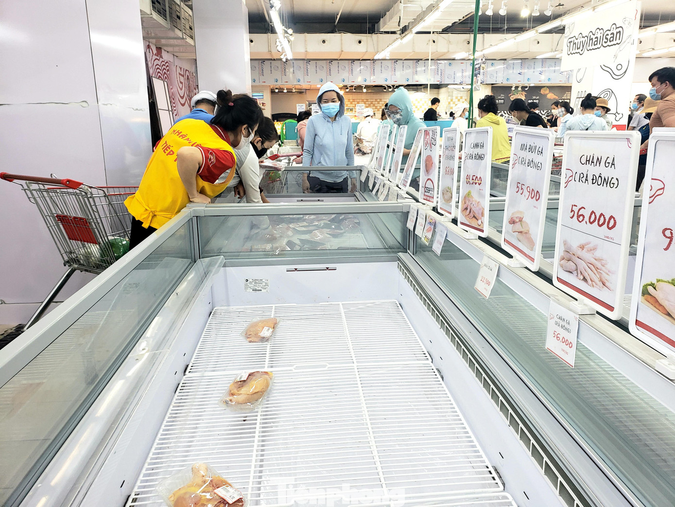 Gian hàng thịt trong siêu thị Big C được "vét" gần sạch trơn sau khi người dân biết thông tin thành phố có thể triển khai biện pháp mạnh. Ảnh: Thanh Trần.