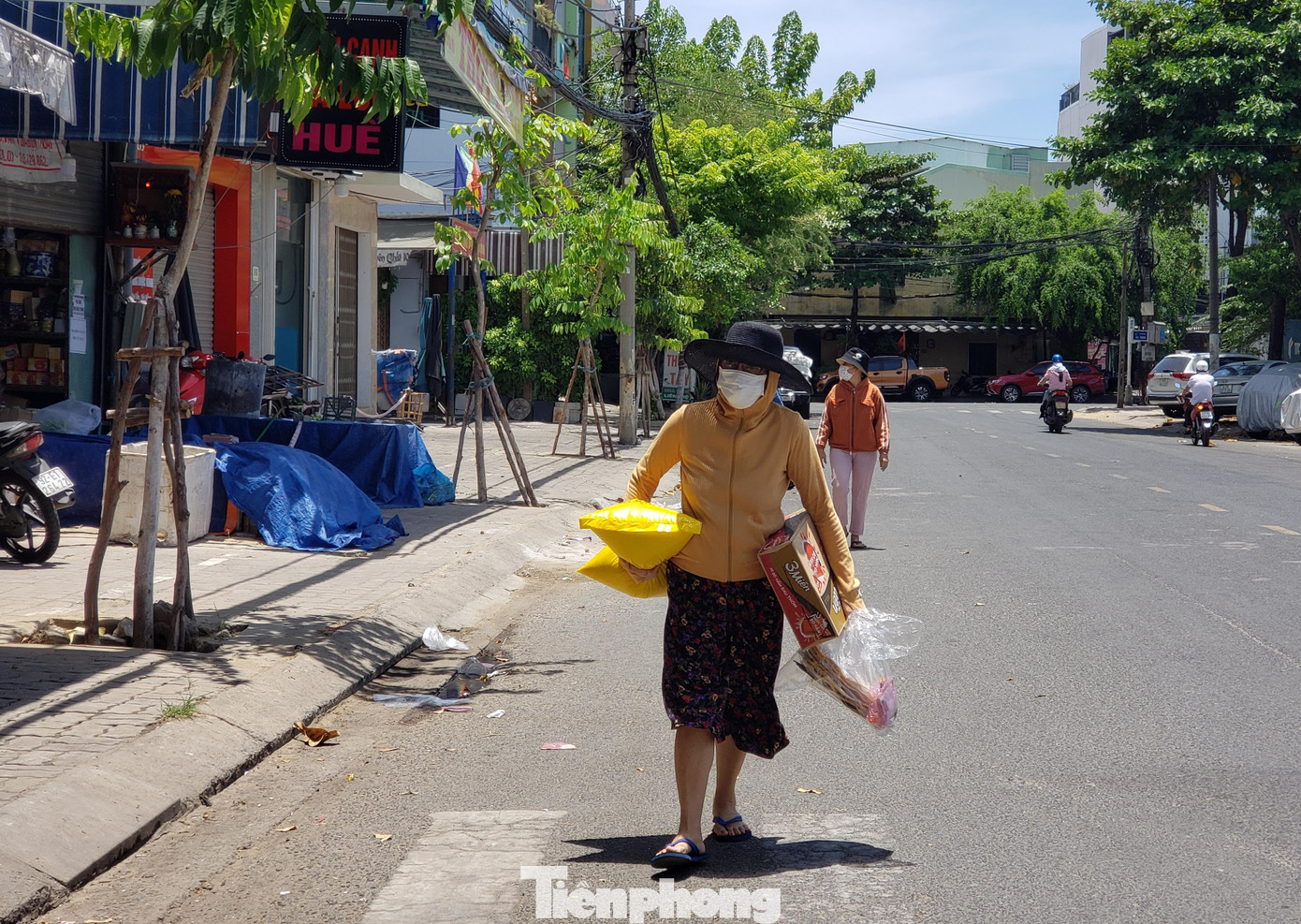 Người dân sẽ được các tổ dân phố giao lương thực thực phẩm khi mua hàng từ các siêu thị. Người dân sẽ được các tổ dân phố giao lương thực thực phẩm khi mua hàng từ các siêu thị.