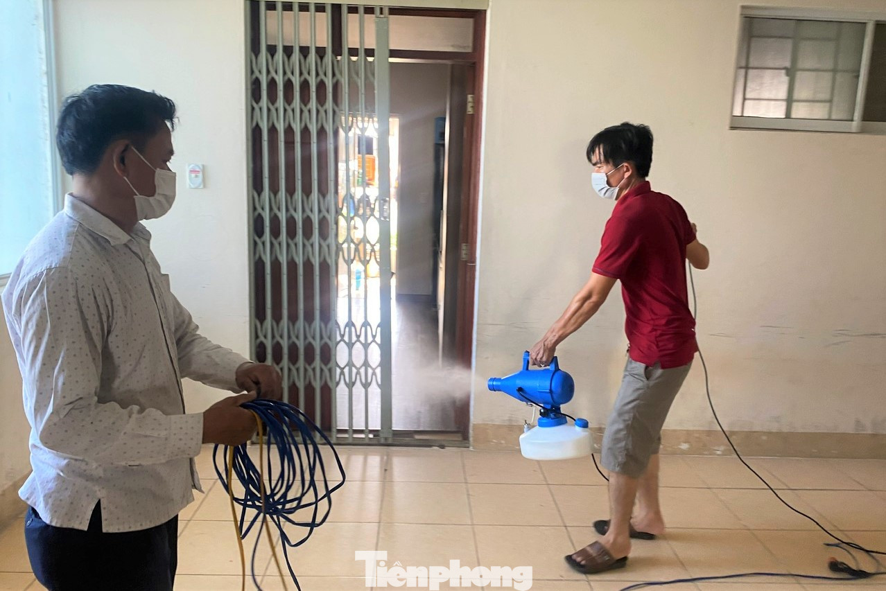 Phun hóa chất đuổi kiến ba khoang tại chung cư CT03. Ảnh: T.H. Phun hóa chất đuổi kiến ba khoang tại chung cư CT03. Ảnh: T.H.