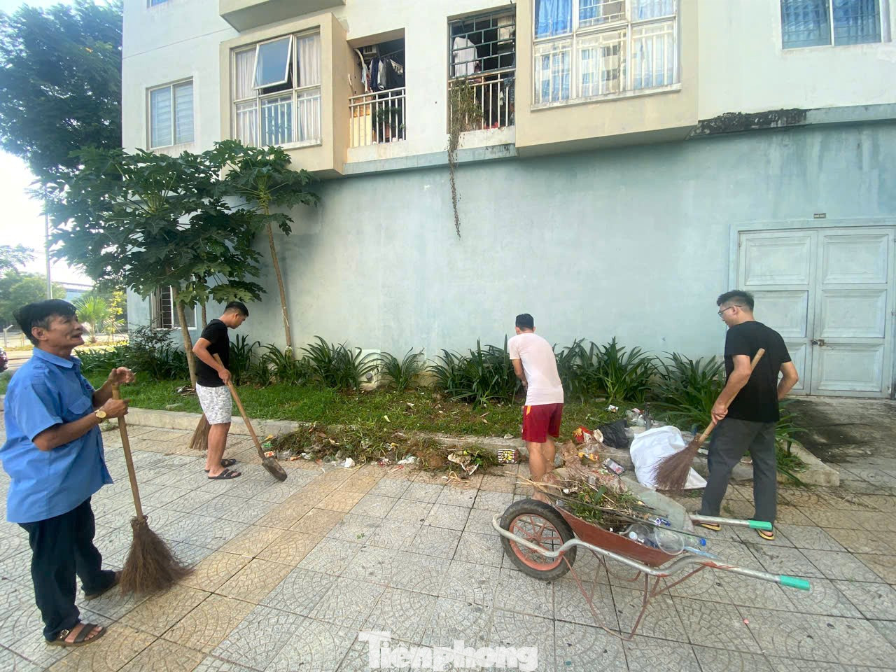 Người dân dọn vệ sinh môi trường quanh các khu chung cư. Người dân dọn vệ sinh môi trường quanh các khu chung cư.