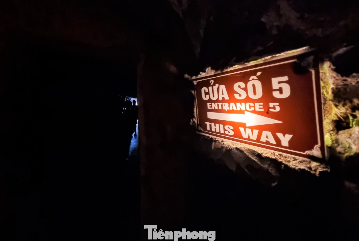 Địa đạo có nhiều lối ra, được gắn bảng chỉ dẫn rõ ràng.