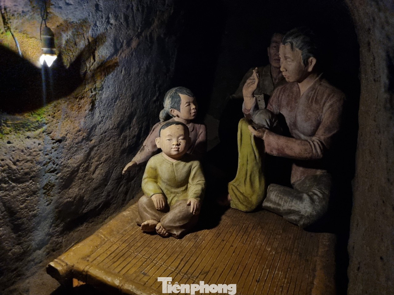 Để bảo đảm cho hàng trăm con người ăn ở, bà con đã đào những hầm nhỏ dọc hai bên đường hầm, đủ sức chứa ba, bốn người ở. Người ta ví địa đạo như một ngôi làng dưới lòng đất.