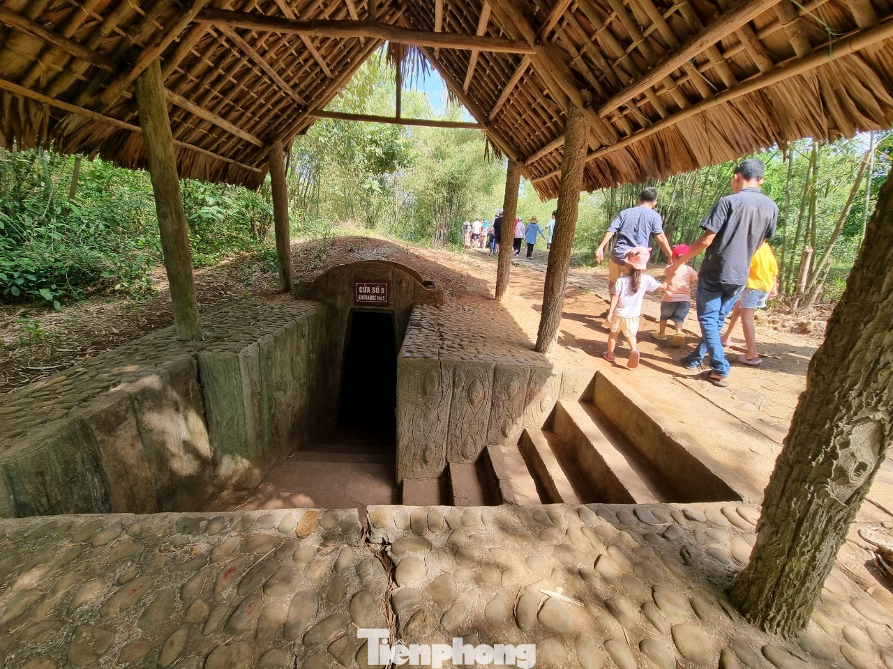 Địa đạo Vịnh Mốc là công trình quân - dân sự trong chiến tranh. Hệ thống địa đạo nằm ở phía Bắc sông Bến Hải, cầu Hiền Lương.