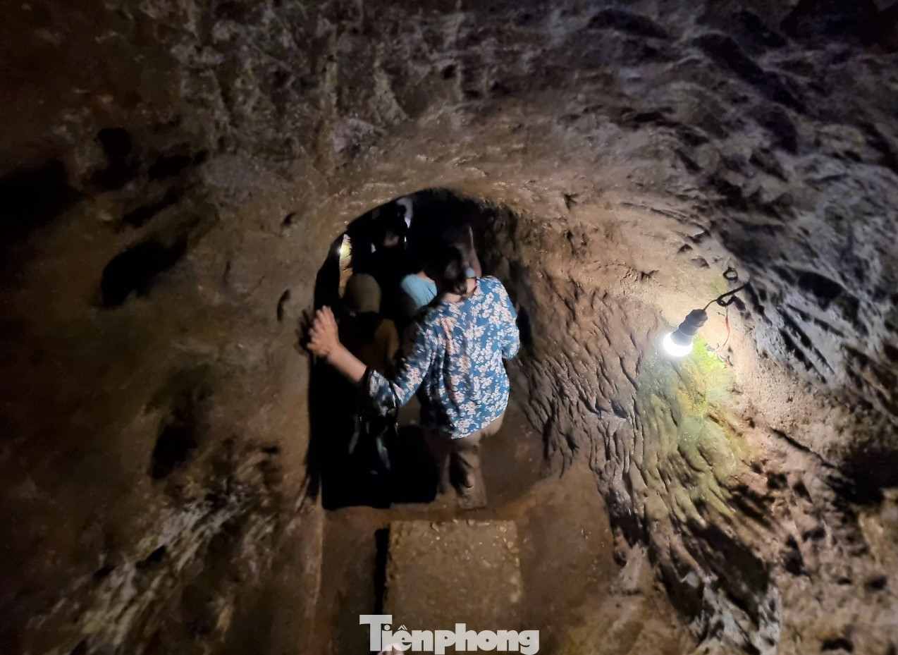 Bên trong địa đạo càng xuống sâu càng cảm nhận rõ hơi lạnh của đất. Bức tường đất rắn, trơn lì. Đường hầm tối om, nhiều đoạn có bóng đèn, nhiều đoạn du khách phải mở đèn điện thoại để đi cho đỡ... sợ.