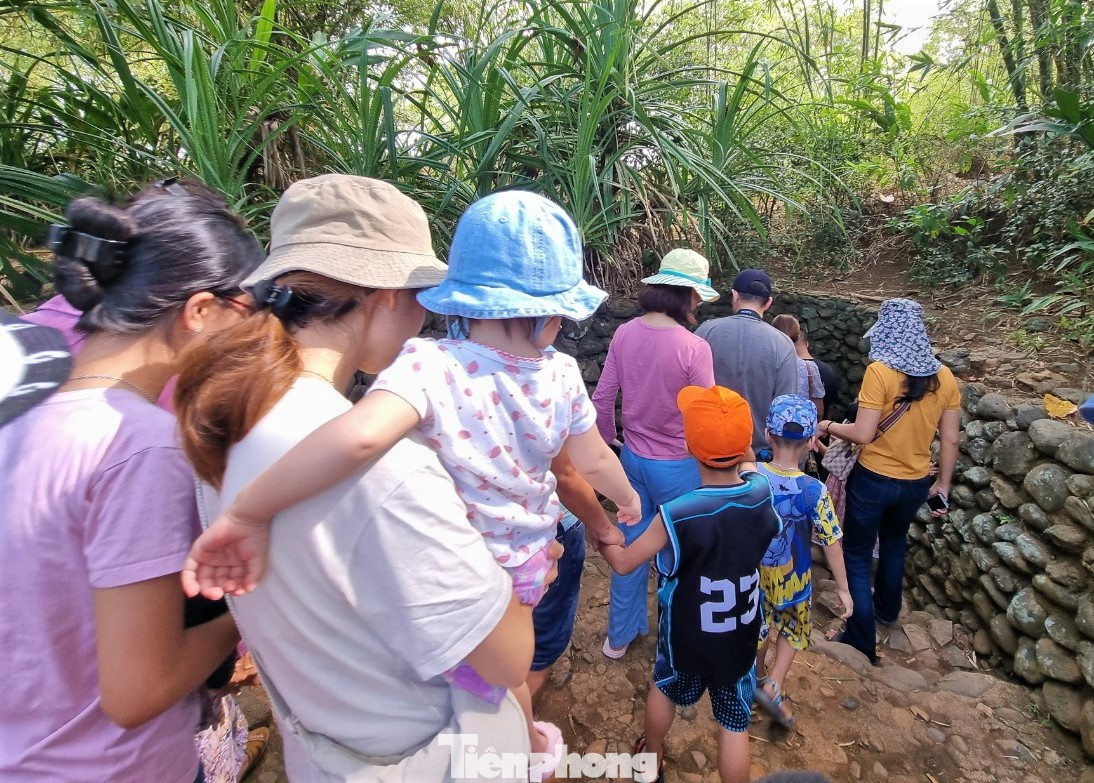 Trong những ngày nghỉ lễ, dòng người đến thăm địa đạo nườm nượp. Chị Nguyễn Thị Ngọc Anh (quê Nghệ An) cùng gia đình đến Vịnh Mốc. "Tôi muốn các con xem địa đạo để biết được lịch sử của đất nước cũng như cuộc sống của hàng trăm người dân dưới lòng đất. Từ đó giáo dục con biết yêu quê hương, vượt qua khó khăn thử thách, có thái độ sống tích cực hơn", chị Anh nói.