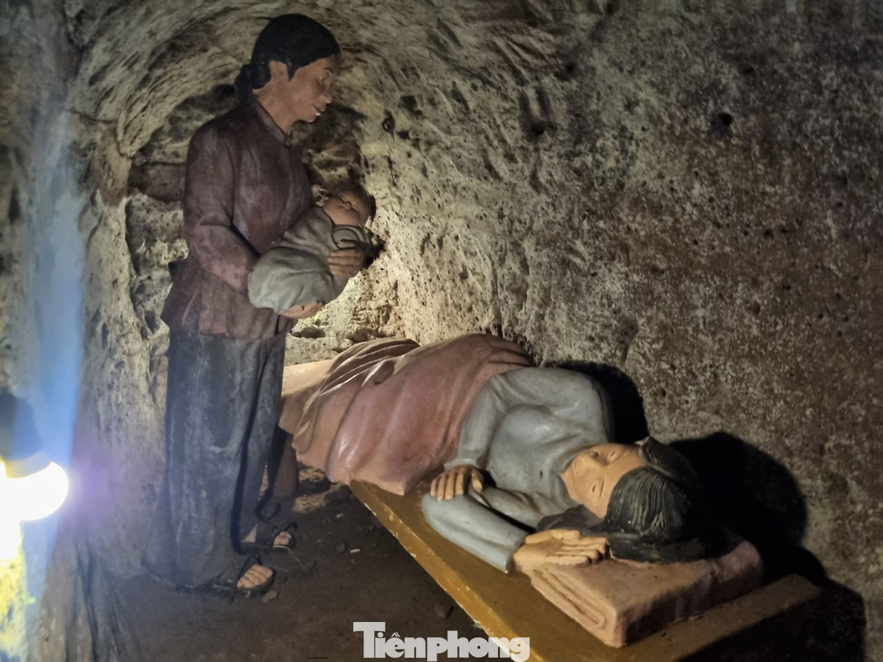 Trong lòng địa đạo còn có giếng nước, hội trường, bệnh xá, nhà hộ sinh, trạm phẫu thuật, bếp Hoàng Cầm, kho gạo…. Anh Nguyễn Hữu Sang (Đà Nẵng) cho hay lâu nay đã nghe tới địa đạo Vịnh Mốc và cuộc sống của quân dân dưới địa đạo nhưng khi tới đây, được vào tận nơi, xem tận mắt, anh không khỏi bất ngờ. "Họ đã sống bất chấp khó khăn, thiếu thốn, kiên cường. Khi nhìn cảnh tái hiện sinh con dưới lòng đất tôi đã không kìm được nước mắt", anh trải lòng.