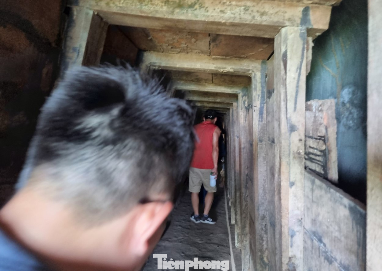 Địa đạo dài hơn 2 km, gồm có 3 tầng, tầng một sâu khoảng 15 m, là nơi chiến đấu và trú ẩn tạm thời. Tầng hai sâu 18 m là nơi sống và sinh hoạt của nhân dân, đóng trụ sở của Đảng ủy, UBND và Bộ Chỉ huy quân sự. Tầng ba sâu 22 m dùng làm kho chứa hậu cần cung cấp cho đảo Cồn Cỏ và phục vụ chiến đấu của quân dân Vịnh Mốc.