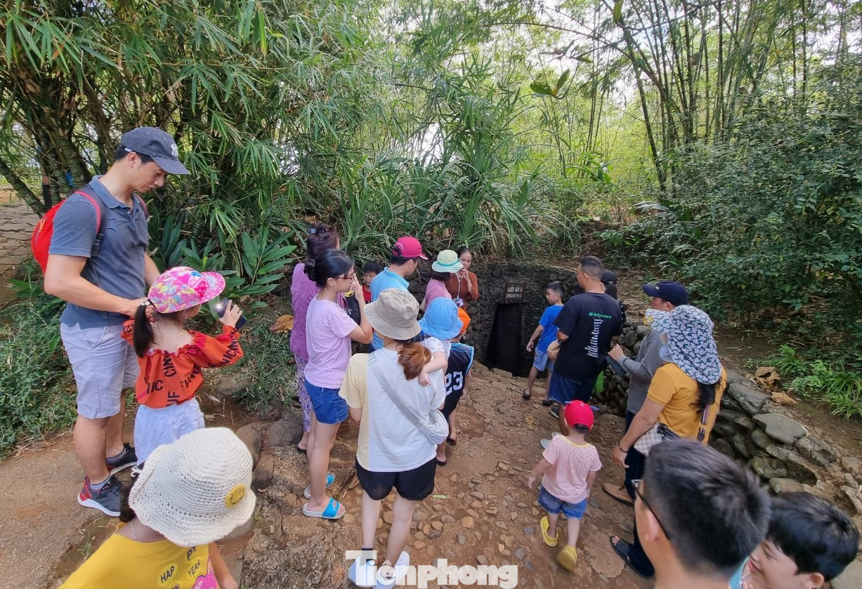 Công trình được đào từ năm 1965 và hoàn thành vào ngày 18 tháng 2 năm 1966. Theo lời thuyết minh viên, có tới 6.000 khối đất đá được đào và đưa ra ngoài qua hai giếng. 10% trong số đó đổ vào hố bom, bụi cây, còn lại chuyển ra biển.