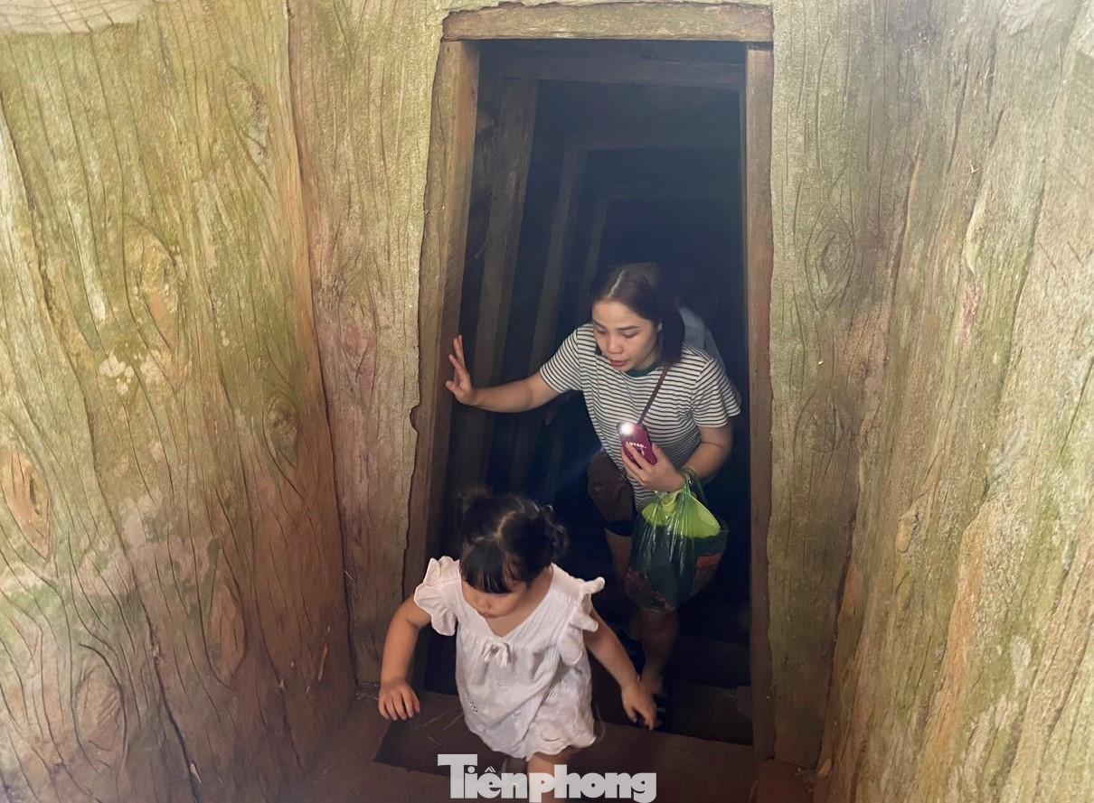 Công trình được đào từ năm 1965 và hoàn thành vào ngày 18 tháng 2 năm 1966. Theo lời thuyết minh viên, có tới 6.000 khối đất đá được đào và đưa ra ngoài qua hai giếng. 10% trong số đó đổ vào hố bom, bụi cây, còn lại chuyển ra biển.