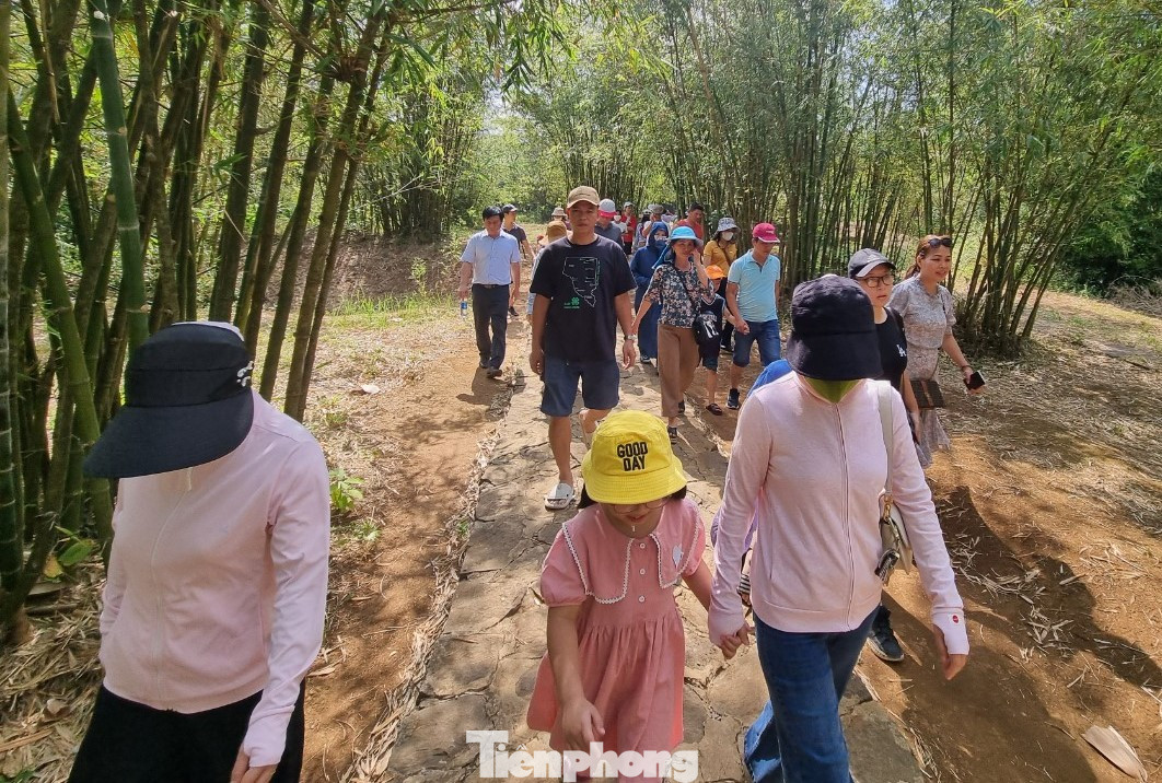 Trong những ngày nghỉ lễ, dòng người đến thăm địa đạo nườm nượp. Chị Nguyễn Thị Ngọc Anh (quê Nghệ An) cùng gia đình đến Vịnh Mốc. "Tôi muốn các con xem địa đạo để biết được lịch sử của đất nước cũng như cuộc sống của hàng trăm người dân dưới lòng đất. Từ đó giáo dục con biết yêu quê hương, vượt qua khó khăn thử thách, có thái độ sống tích cực hơn", chị Anh nói.