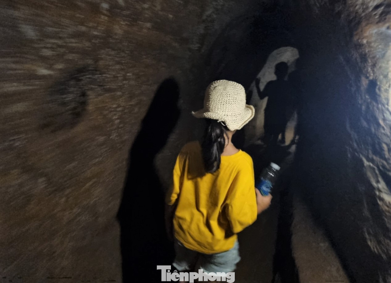 Công trình được đào từ năm 1965 và hoàn thành vào ngày 18 tháng 2 năm 1966. Theo lời thuyết minh viên, có tới 6.000 khối đất đá được đào và đưa ra ngoài qua hai giếng. 10% trong số đó đổ vào hố bom, bụi cây, còn lại chuyển ra biển.