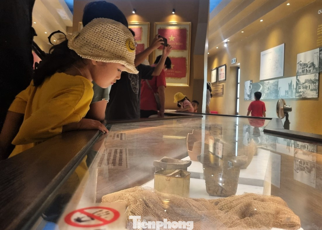 Nhiều đồ vật trong cuộc sống hàng ngày của bà con, dụng cụ đào hầm... được trưng bày tại đây.