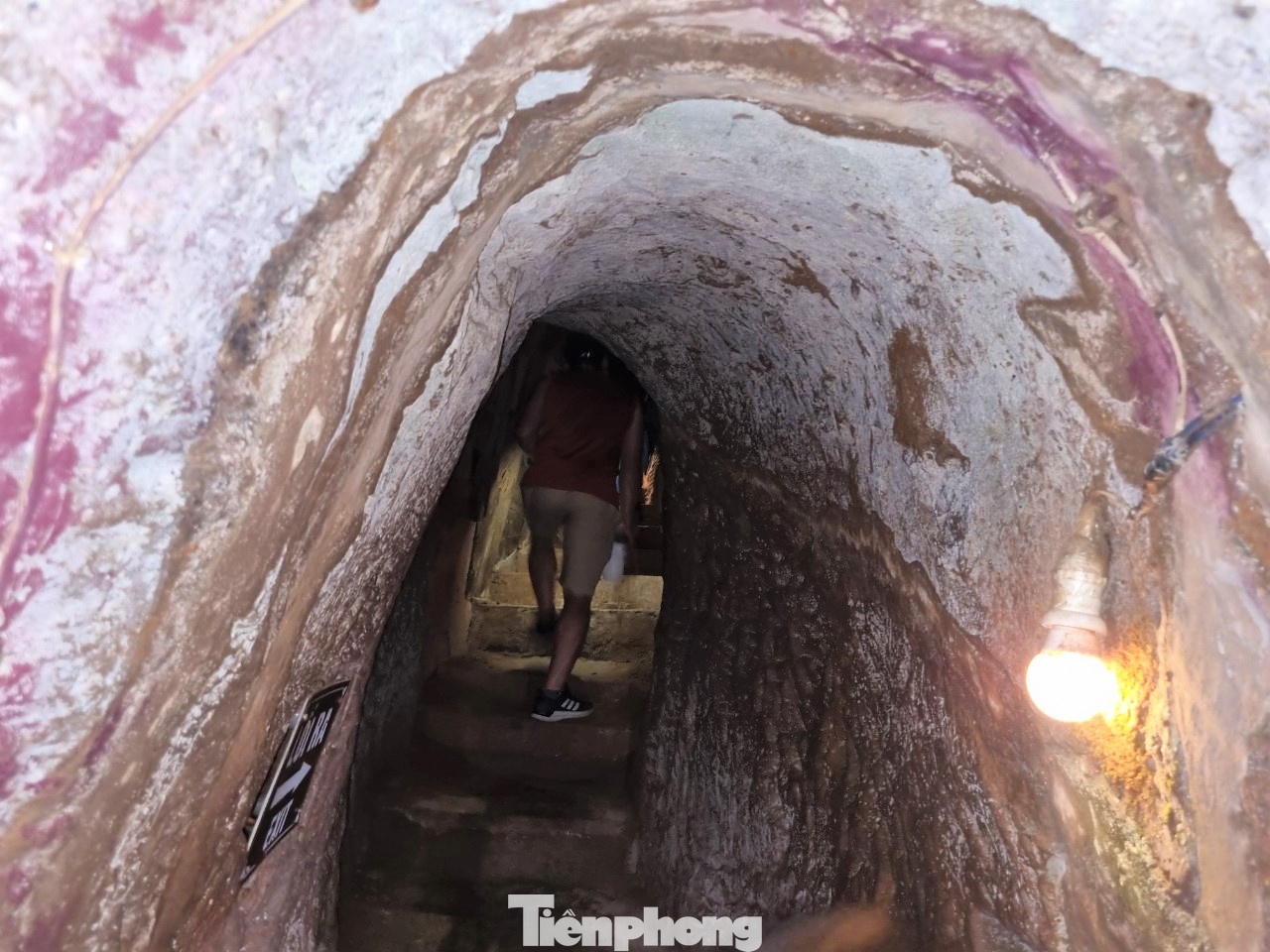 Người lớn đi trong địa đạo phải khom lưng. Theo thống kê, có đến 18.000 ngày công được huy động để đào địa đạo Vịnh Mốc trong hai năm. Địa đạo này được đào ở vùng đất đỏ bazan.