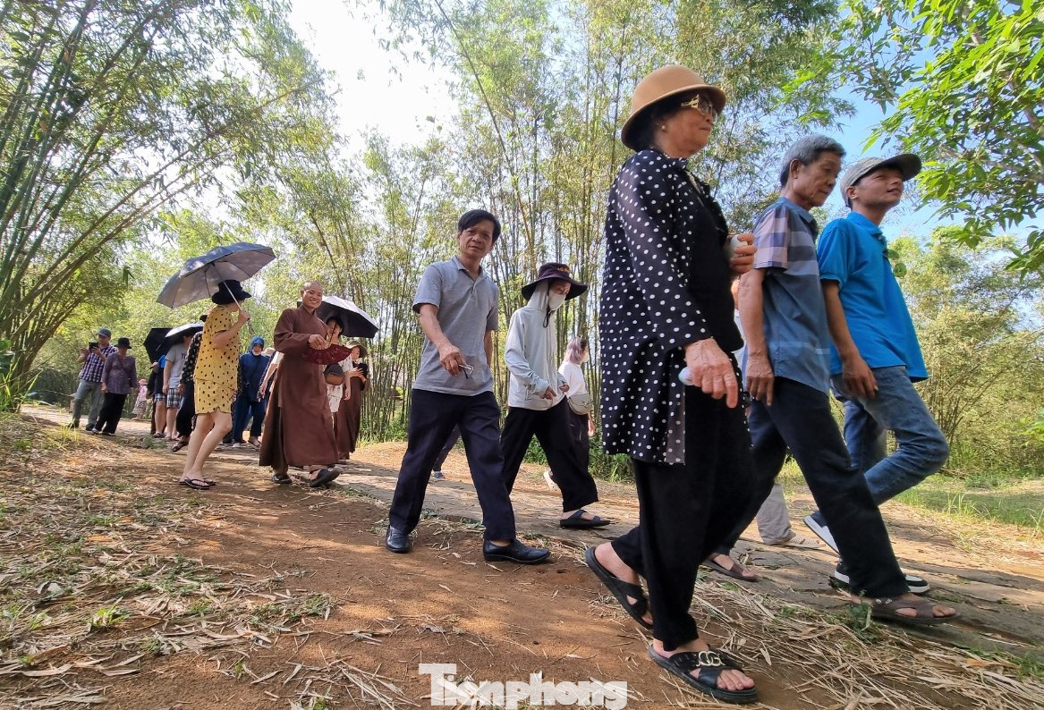 Trong những ngày nghỉ lễ, dòng người đến thăm địa đạo nườm nượp. Chị Nguyễn Thị Ngọc Anh (quê Nghệ An) cùng gia đình đến Vịnh Mốc. "Tôi muốn các con xem địa đạo để biết được lịch sử của đất nước cũng như cuộc sống của hàng trăm người dân dưới lòng đất. Từ đó giáo dục con biết yêu quê hương, vượt qua khó khăn thử thách, có thái độ sống tích cực hơn", chị Anh nói.