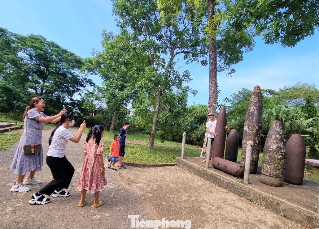 Phần lớn du khách tới địa đạo đi theo nhóm gia đình.