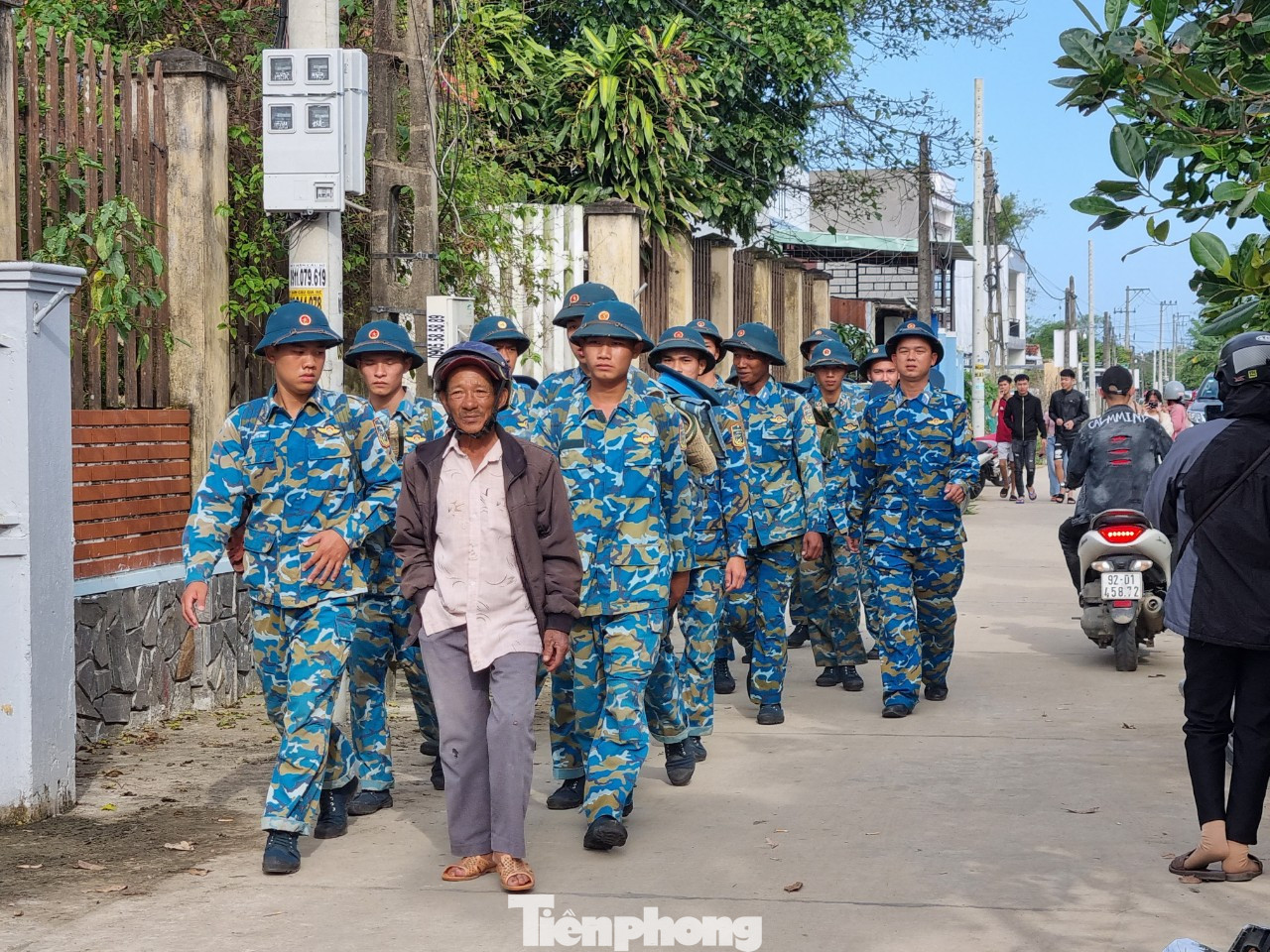 Các phương tiện, lực lượng được huy động vào hiện trường. (Ảnh: Thanh Trần). Các phương tiện, lực lượng được huy động vào hiện trường. (Ảnh: Thanh Trần).