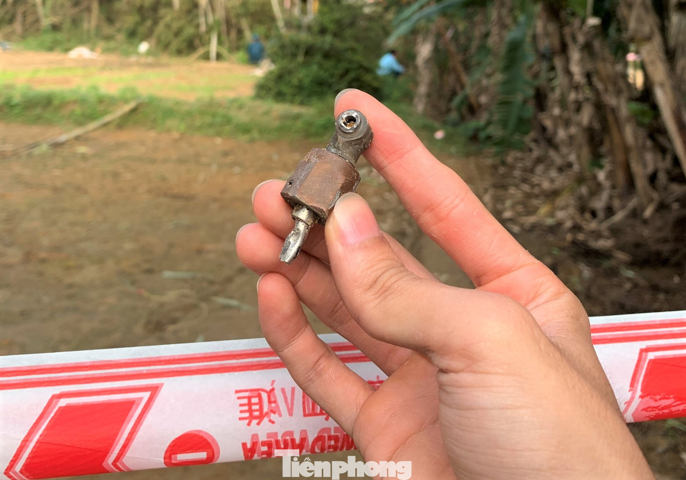 Một mảnh vỡ được tìm thấy tại hiện trường. Một mảnh vỡ được tìm thấy tại hiện trường.