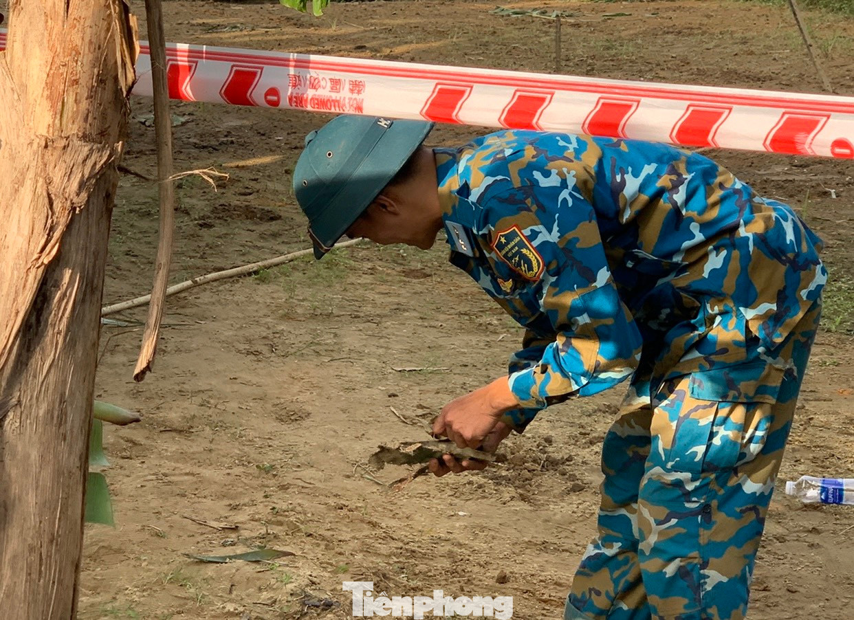 Khu vực máy bay rơi được khoanh vùng rộng lớn nên việc tìm kiếm mảnh vỡ rất khó khăn, tốn nhiều thời gian, công sức. (Ảnh: Duy Quốc). Khu vực máy bay rơi được khoanh vùng rộng lớn nên việc tìm kiếm mảnh vỡ rất khó khăn, tốn nhiều thời gian, công sức. (Ảnh: Duy Quốc).