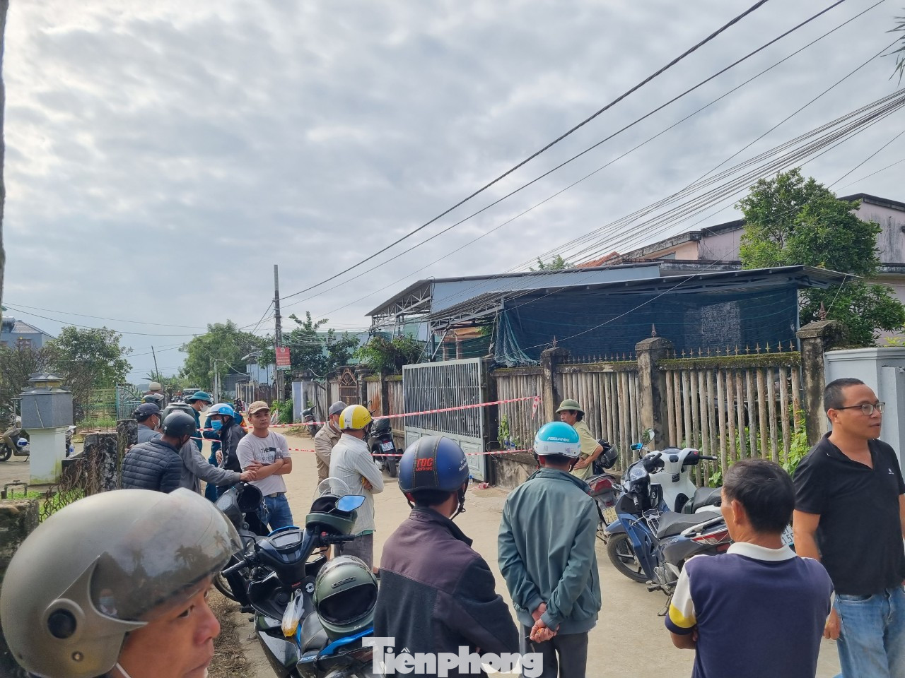 Khu vực nơi máy bay rơi nằm cuối con xóm nhỏ tại khu dân cư Bình Ninh, phường Điện Nam Bắc. Xung quanh hiện trường đã bị phong tỏa từ sớm. Đến cuối chiều lực lượng chức năng tiếp tục tiến hành phong tỏa toàn bộ tuyến đường vào xóm, chỉ người dân có nhà bên trong mới được vào. (Ảnh: Thanh Trần). Khu vực nơi máy bay rơi nằm cuối con xóm nhỏ tại khu dân cư Bình Ninh, phường Điện Nam Bắc. Xung quanh hiện trường đã bị phong tỏa từ sớm. Đến cuối chiều lực lượng chức năng tiếp tục tiến hành phong tỏa toàn bộ tuyến đường vào xóm, chỉ người dân có nhà bên trong mới được vào. (Ảnh: Thanh Trần).