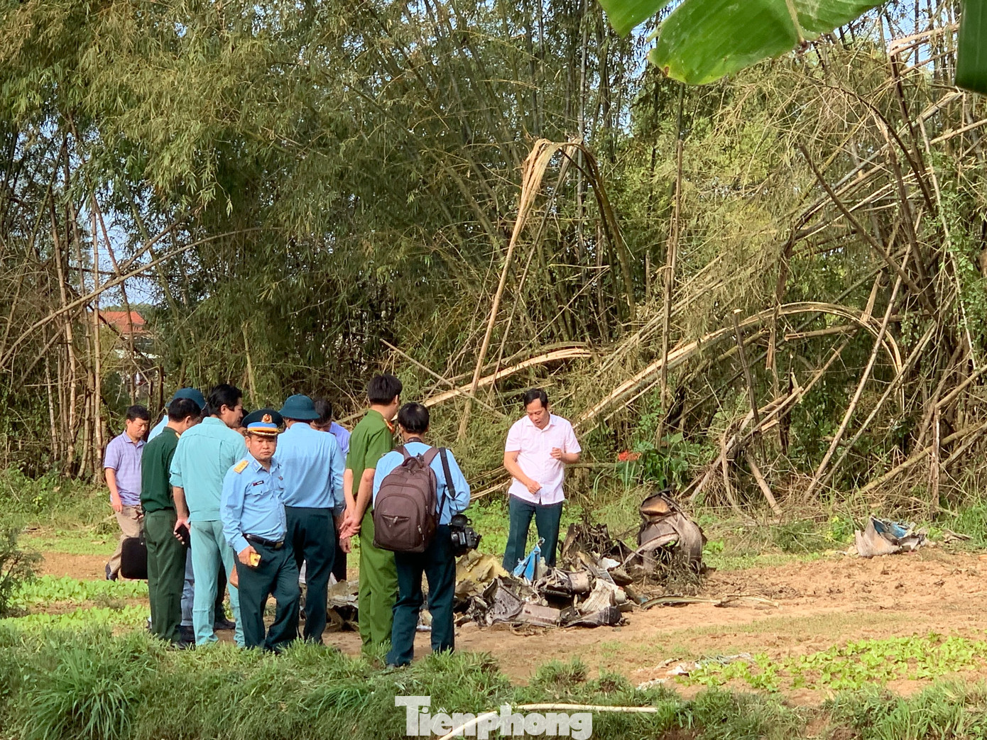 Mảnh vỡ của các bộ phận trên máy bay được thu gom, tập kết về một điểm. Mảnh vỡ của các bộ phận trên máy bay được thu gom, tập kết về một điểm.