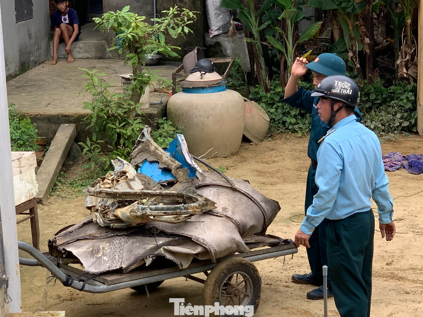 Đến cuối chiều, bên trong khu vực máy bay rơi, cán bộ chiến sĩ vẫn làm việc rất cật lực, khẩn trương. Máy bay rơi là loại máy bay quân sự, số hiệu 90, loại Su-22 của Trung đoàn 929 – Sư đoàn 372 thuộc Quân chủng Phòng không - Không quân, do phi công Đỗ Tiến Đức (35 tuổi) điều khiển. Đến cuối chiều, bên trong khu vực máy bay rơi, cán bộ chiến sĩ vẫn làm việc rất cật lực, khẩn trương. Máy bay rơi là loại máy bay quân sự, số hiệu 90, loại Su-22 của Trung đoàn 929 – Sư đoàn 372 thuộc Quân chủng Phòng không - Không quân, do phi công Đỗ Tiến Đức (35 tuổi) điều khiển.